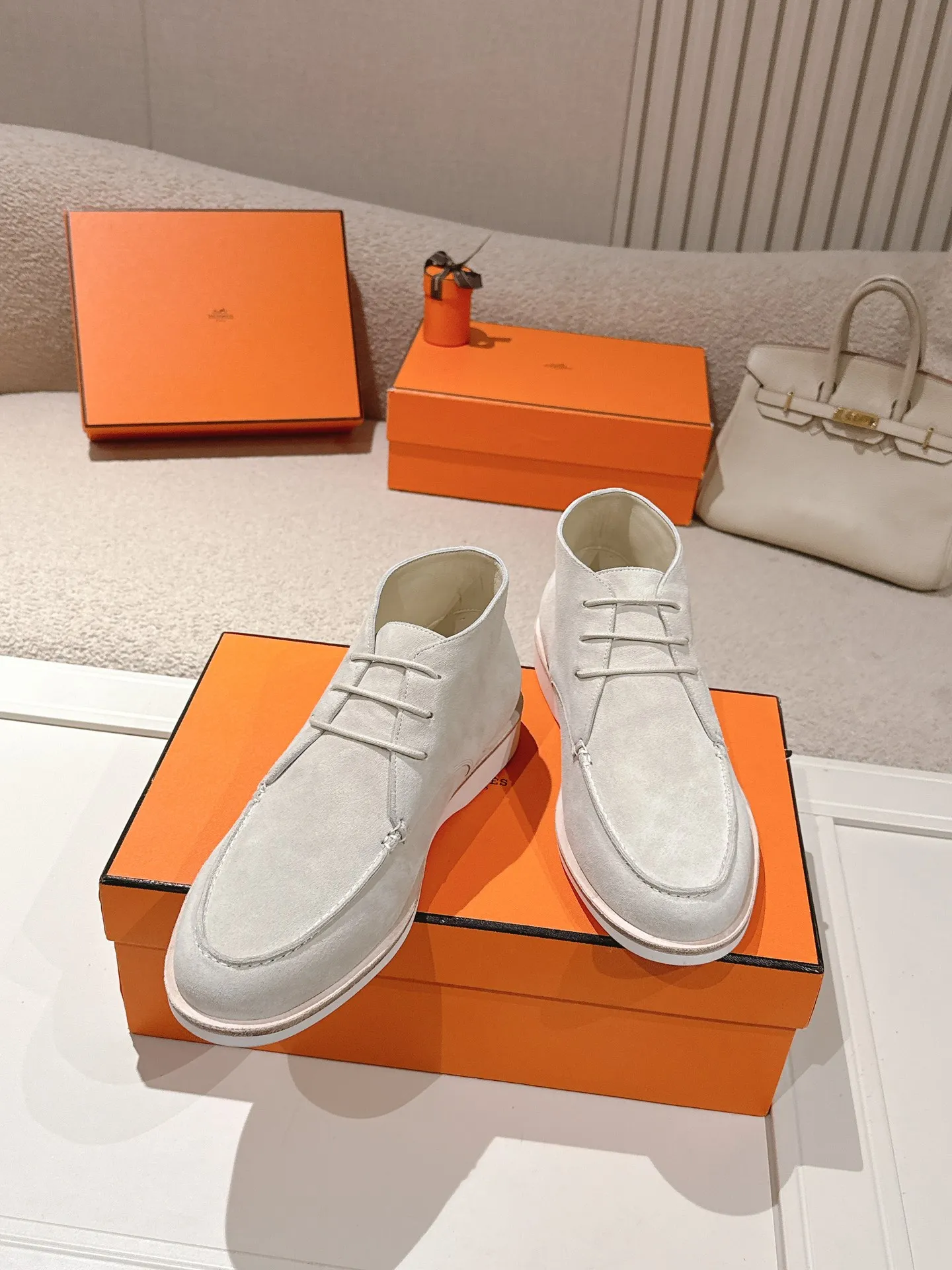 Men's Men's Shoes 660💰 Hermes men's size #26ss calfskin derby shoes, decorated with signature "H Diamant" details for a stylish and casual style. Fabric: Cow suede Lining: Mixed sheep lining Outsole: Genuine leather welt + original TPU Bottom thickness: 3CM Code number: 39-45 (customized at 46.47)